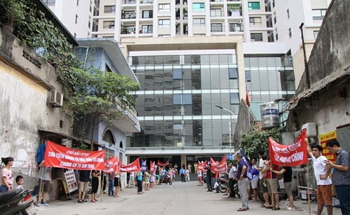 Bất đắc dĩ, cư dân phải căng băng-rôn, lỗi đều do chủ đầu tư. Bất đắc dĩ, cư dân phải căng băng-rôn, lỗi đều do chủ đầu tư.