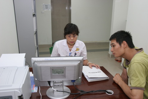 Kiểm tra mã số thẻ bhyt trên máy tính. Ảnh: TM