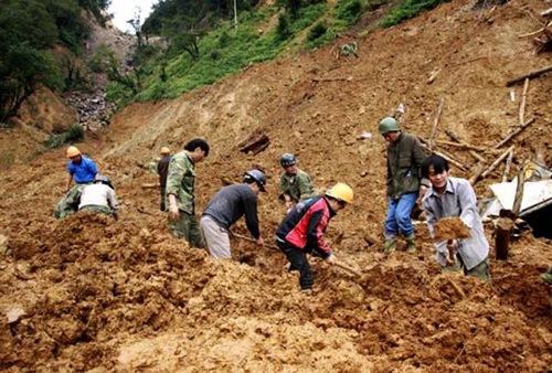 Tuổi trẻ Yên Bái chung tay cùng bà con chịu thiên tai. Tuổi trẻ Yên Bái chung tay cùng bà con chịu thiên tai.