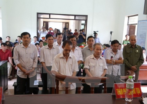Các bị cáo tại phiên xét xử.