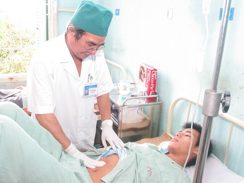 Khám cho bệnh nhân tại Khoa Tiêu hóa Bệnh viện E. Ảnh: TM