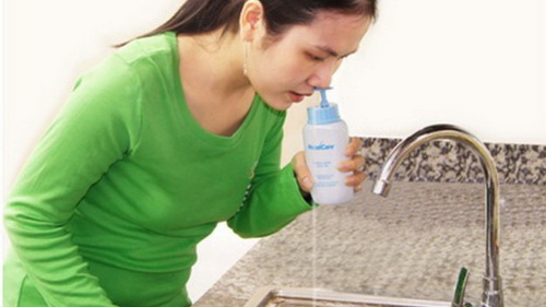 Rửa mũi bằng nước muối sinh lý giúp giảm tắc, ngạt mũi.