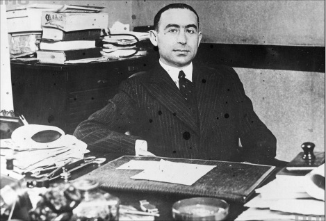 Bác sĩ người Áo - Manfred Sakel - người đã khai sinh liệu pháp insulin để cứu người bệnh tâm thần phân liệt, nhưng cách thức này ít được áp dụng vì khá nguy hiểm. Bác sĩ người Áo - Manfred Sakel - người đã khai sinh liệu pháp insulin để cứu người bệnh tâm thần phân liệt, nhưng cách thức này ít được áp dụng vì khá nguy hiểm.