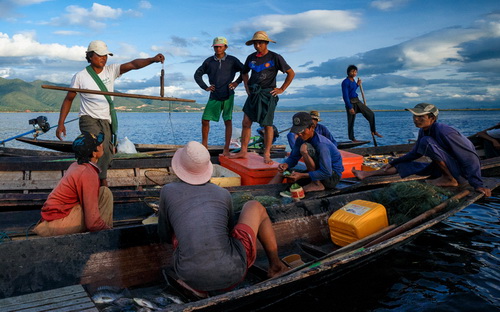 Những ngư dân Lào đánh cá trên sông Mê Kông.