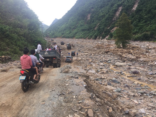 Sau trận lũ lịch sử, xã Nặm Păm rơi vào cảnh tan hoang, đường giao thông hư hỏng nặng.
