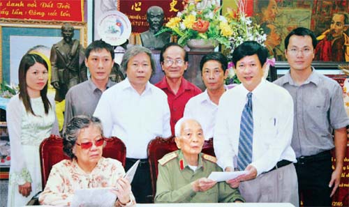Đại tướng Võ Nguyên Giáp trao thư động viên cán bộ, viên chức ngành y tế cho Tổng biên tập báo Sức khỏe&Đời sống Trần Sĩ Tuấn, ngày 13/8/2007 (tác giả mặc áo đỏ đứng giữa). Ảnh: Trần Minh Đại tướng Võ Nguyên Giáp trao thư động viên cán bộ, viên chức ngành y tế cho Tổng biên tập báo Sức khỏe&Đời sống Trần Sĩ Tuấn, ngày 13/8/2007 (tác giả mặc áo đỏ đứng giữa). Ảnh: Trần Minh