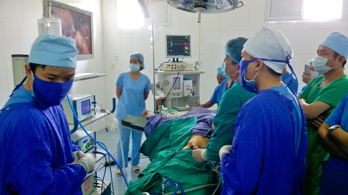 Một ca phẫu thuật nội soi ở Trung tâm y tế huyện Hải Hà, Quảng Ninh.