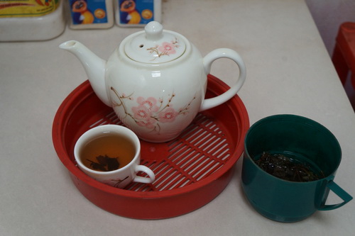 Trà rừng sau khi được hãm với nước sôi. Trà rừng sau khi được hãm với nước sôi.