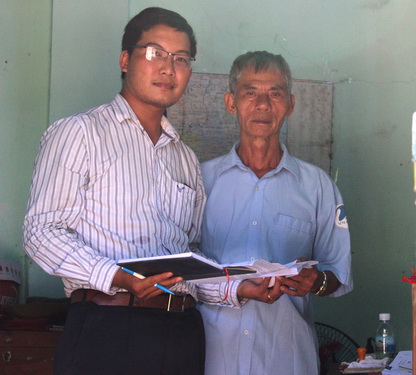 Ông Đào Thiện Sính nói về cách giải mã các dấu vết mờ trên bia mộ.