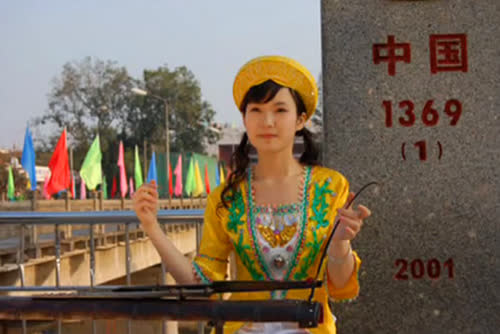 Hình ảnh thiếu nữ dân tộc Kinh cùng cây đàn bầu được in trên porter quảng cảo của du lịch Quảng Tây.