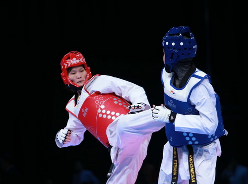 VĐV Taekwondo Hà Thị Nguyên (bên trái).