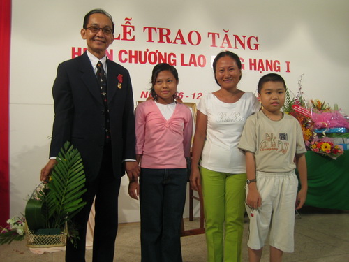 GS. Trần Đông A trong ngày đón nhận Huân chương Lao động hạng Nhất.