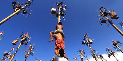 Thi leo cột trong ngày Quốc khánh Indonesia.