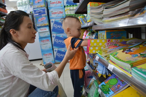 Trẻ em hiếu kỳ, thích thú bởi sự phong phú của hàng hóa với nhiều màu sắc bắt mắt.