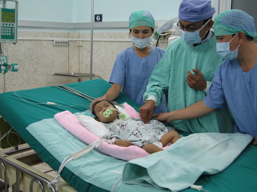 GS. Trần Đông A luôn gắn liền với những ca mổ tách dính song sinh và ghép gan của BV Nhi Đồng 2.
