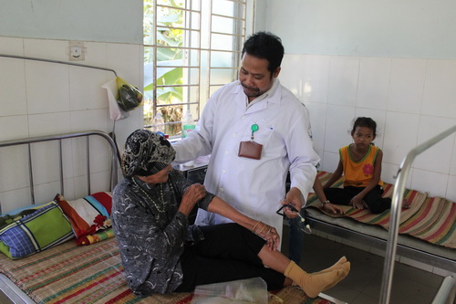 BS. Thúy tận tình thăm khám bệnh cho các đồng bào dân tộc thiểu số ở Khánh Vĩnh.