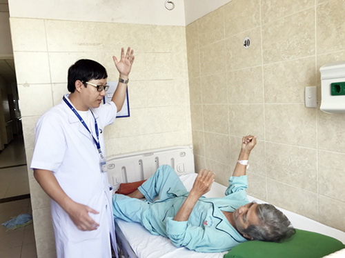 Kiểm tra vận động của một bệnh nhân Parkinson.