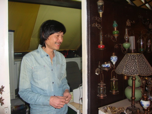 Nghệ nhân Nguyễn Ngọc Hùng với phòng trưng bày hàng lưu niệm.