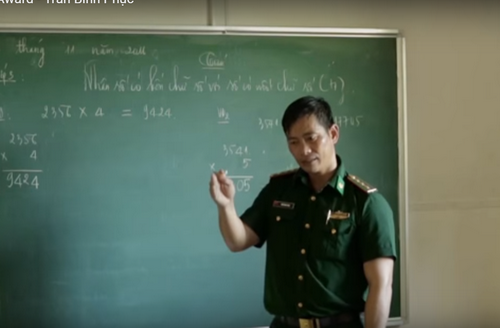 Dù căn bệnh ung thư máu còn đang rình rập, song thầy giáo Trần Bình Phục vẫn ngày ngày lên lớp.
