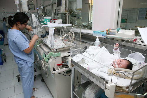 Điều trị cho trẻ tại BV Nhi TW. Ảnh: TM