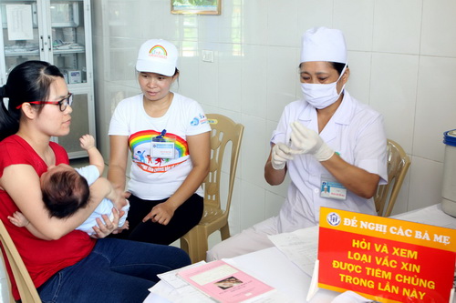 Tiêm vắc-xin phối hợp phòng bệnh ho gà cho trẻ nhỏ trong Chương trình Tiêm chủng mở rộng.