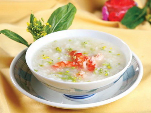 Khi trẻ biếng ăn, nên cho trẻ ăn thức ăn lỏng chia làm nhiều bữa.