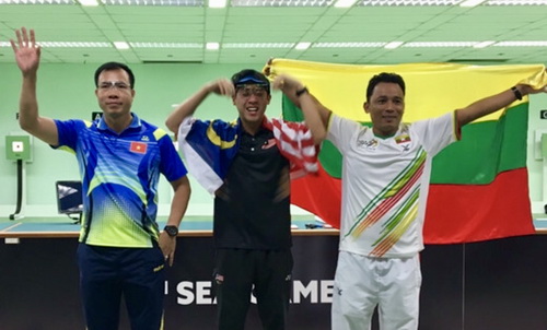 Hoàng Xuân Vinh (trái) đã bị loại đầu tiên loạt bắn chung kết 50m tại SEA Games 29.