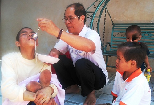 Ông Nhật tận tình chăm sóc những đứa trẻ thiệt thòi.