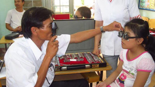 Kiểm tra mắt cho trẻ.