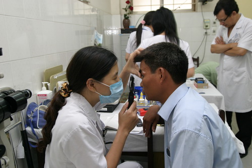 Khi có cảm giác khó chịu, cần đi khám mắt để được tư vấn. Ảnh: TM