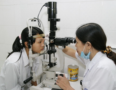 Nên định kỳ khám mắt cho trẻ 6 tháng 1 lần. Ảnh: Trần Minh