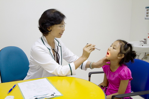 Người thầy thuốc cần có thái độ tôn trọng bệnh nhân mỗi khi khám bệnh.
