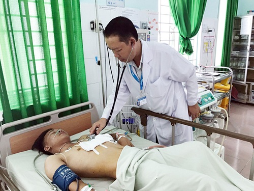 Chăm sóc bệnh nhân tại BVĐK khu vực Định Quán Đồng Nai.