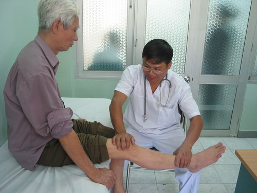 Chăm sóc người cao tuổi không chỉ là nhiệm vụ của ngành y tế mà của toàn xã hội, nhất là người thân, gia đình. Ảnh: TM