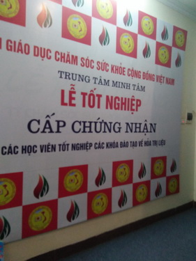 Nhiều cơ sở tự đào tạo, cấp giấy chứng nhận cho học viên về “hỏa trị liệu”.