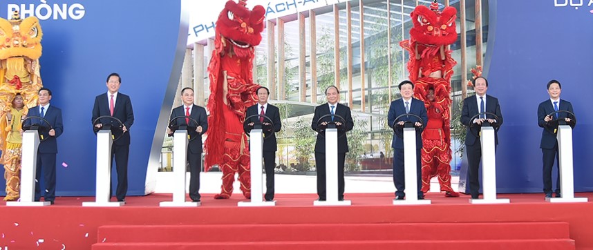 Thủ tướng Nguyễn Xuân Phúc dự lễ khởi công dự án tổ hợp sản xuất ô tô Vinfast của Tập đoàn Vingroup. Thủ tướng Nguyễn Xuân Phúc dự lễ khởi công dự án tổ hợp sản xuất ô tô Vinfast của Tập đoàn Vingroup.