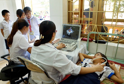Thầy thuốc BV Bạch Mai khám sàng lọc bệnh tim cho các bé tại tỉnh Yên Bái.  Ảnh: Dương Ngọc