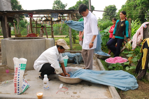Cán bộ y tế hướng dẫn người dân tẩm màn hóa chất để phòng chống sốt rét cho đồng bào vùng sâu ở Gia Lai. Cán bộ y tế hướng dẫn người dân tẩm màn hóa chất để phòng chống sốt rét cho đồng bào vùng sâu ở Gia Lai.