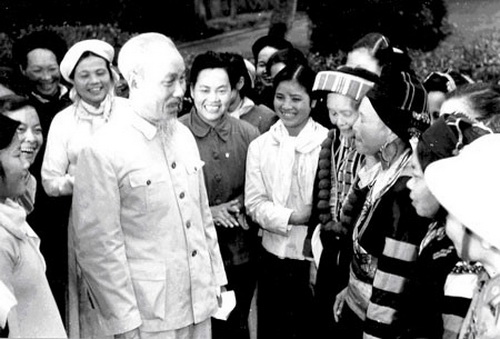 Chủ tịch Hồ Chí Minh và các đại biểu dân tộc ít người tại Đại hội Đại biểu toàn quốc lần thứ III, tháng 9/1960.  Ảnh: TL