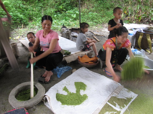 Sản xuất cốm tại lán ven đường của gia đình Ngọc Oanh.