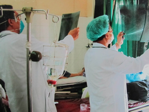 Kiểm tra phim chụp Xquang cho bệnh nhân. Kiểm tra phim chụp Xquang cho bệnh nhân.