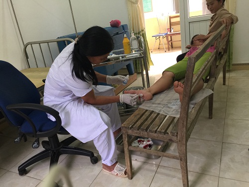 Điều trị cho người dân tại Trạm Y tế xã Hòa An, Cao Bằng.