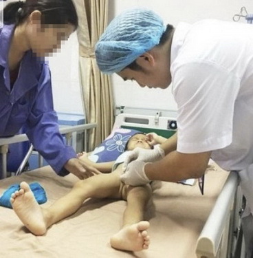 Trẻ bị sùi mào gà cần được chữa trị tại các cơ sở y tế chuyên khoa.