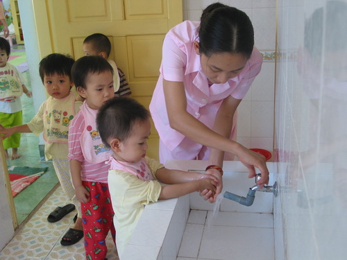 Rửa tay thường xuyên bằng xà phòng dưới vòi nước chảy để phòng bệnh tay - chân - miệng. Ảnh: TM