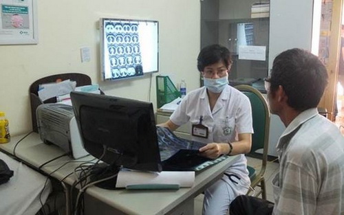 Tư vấn cho bệnh nhân về cai nghiện thuốc lá.