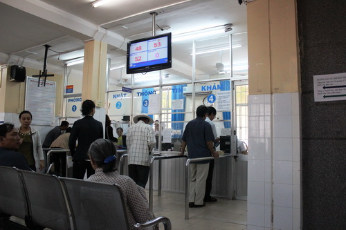 Khu bấm số tự động và đón tiếp bệnh nhân, số tự động hiển thị ngay trên màn hình.