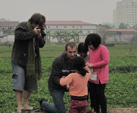 Cựu Đại sứ Pháp Jean-Noel Poirier (người ngồi) với các em nhỏ trong khi ghi hình phim tài liệu Hà Nội của tôi.