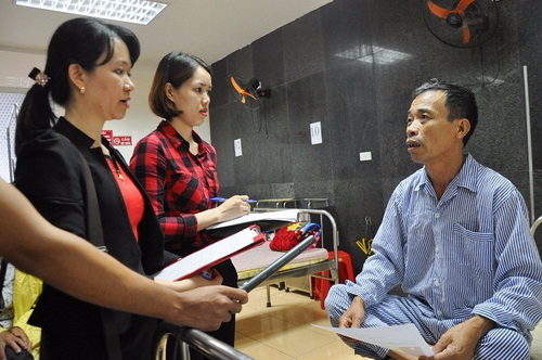 Đoàn khảo sát của Sở  Y tế Hà Nội ghi nhận ý kiến của người bệnh.