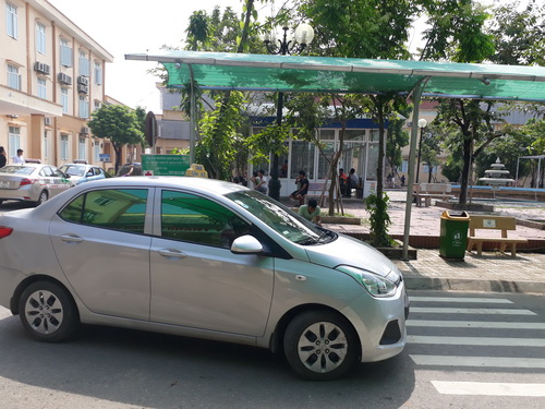 Xe taxi nhái hoạt động công khai trong Bệnh viện đa khoa tỉnh Vĩnh Phúc.