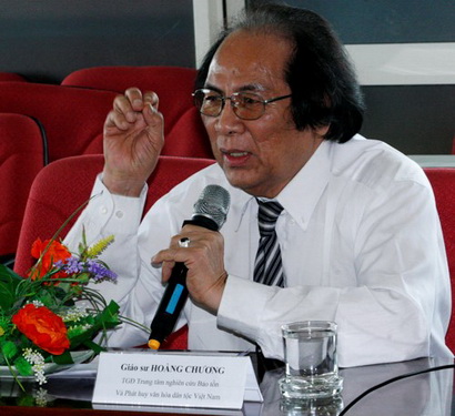 GS. Hoàng Chương trong một hội thảo.